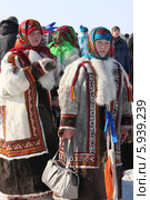 Молодые девушки в меховых паницах на дне оленевода в Салехарде (2013 год). Редакционное фото, фотограф Елена Боброва / Фотобанк Лори