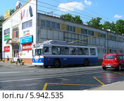 Городской троллейбус 23  двигается по 9-ой Парковой улице, район Измайлово, Москва (2014 год). Редакционное фото, фотограф lana1501 / Фотобанк Лори