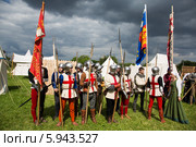 Фестиваль исторической реконструкции "Времена и эпохи" в Коломенском. Строй пеших воинов-копейщиков (2013 год). Редакционное фото, фотограф Михаил Ворожцов / Фотобанк Лори