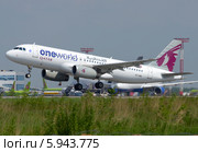 Airbus A320 (бортовой A7-AHL) авиакомпании Qatar (Oneworld) вылетает из Домодедова (2014 год). Редакционное фото, фотограф Alexei Tavix / Фотобанк Лори