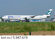 Airbus A340 (бортовой B-HXG) авиакомпании Cathay Pacific вылетает из Домодедова (2014 год). Редакционное фото, фотограф Alexei Tavix / Фотобанк Лори