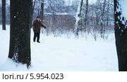 Пожилой мужчина с тростью прогуливается в зимнем парке (2014 год). Редакционное видео, видеограф Павел С. / Фотобанк Лори