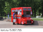 Мужчина покупает билет в кассе на экскурсионный автобус Даблдекер на Болотной площади, Москва (2014 год). Редакционное фото, фотограф Алексей Гусев / Фотобанк Лори