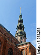 Колокольня (1473 г.) лютеранской церкви Святого Петра в Риге, Латвия (2014 год). Стоковое фото, фотограф Иван Марчук / Фотобанк Лори