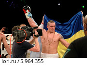 Чемпион по боксу Александр Усик на боксерском ринге после победы над Сесар Давид Кренс. 31 мая 2014 год, Одесса, Украина. Редакционное фото, фотограф Александр Лесик / Фотобанк Лори