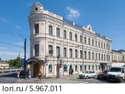 Красивое старинное здание на Пятницкой улице. Редакционное фото, фотограф Михаил Грушин / Фотобанк Лори