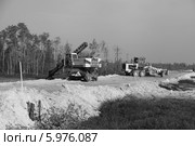 Строительство дороги на Северо- Хохряковское месторождение нефти в Западной Сибири. Монохром (2012 год). Редакционное фото, фотограф Валерий Акулич / Фотобанк Лори