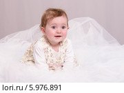 Шестимесячная девочка сидит в тюле на диване. Стоковое фото, фотограф Иванов Алексей / Фотобанк Лори