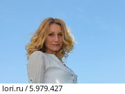 блондинка среднего возраста на фоне неба. Стоковое фото, фотограф Phovoir Images / Фотобанк Лори