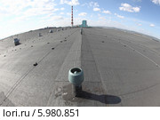 Выпуск вентиляционного канала на кровле здания (2014 год). Редакционное фото, фотограф Валерий Акулич / Фотобанк Лори