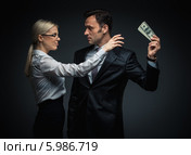 Деловая женщина отбирает деньги у бизнесмена. Стоковое фото, фотограф Raev Denis / Фотобанк Лори