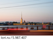 Вид на Петропавловскую крепость с Дворцового моста во время белых ночей. Санкт-Петербург (2014 год). Стоковое фото, фотограф Ольга Визави / Фотобанк Лори