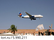 Самолет над пляжем (4X-ABF Airbus A320-232, Israir Airlines). Эйлат, Израиль (2014 год). Редакционное фото, фотограф Щеголева Ольга / Фотобанк Лори