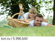 мужчина и женщина лежат на поляне. Стоковое фото, фотограф Phovoir Images / Фотобанк Лори
