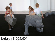 Дети проявляют фантазию при работе с Мифологическим конструктором Bestiarium Construendum, Москва (2014 год). Редакционное фото, фотограф Алексей Гусев / Фотобанк Лори