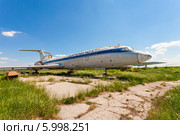 Старый самолет Ту-154 на заброшенном аэродроме. Редакционное фото, фотограф FotograFF / Фотобанк Лори