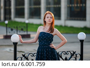Девочка-подросток в платье в горошек на прогулке в городе. Стоковое фото, фотограф Игорь Низов / Фотобанк Лори
