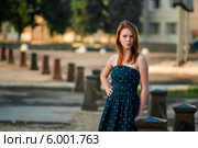 Симпатичная рыжеволосая девушка на прогулке в городе. Стоковое фото, фотограф Игорь Низов / Фотобанк Лори