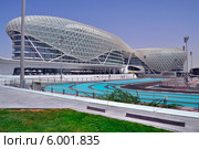 Вид на пятизвездочный отель YAS Viceroy на острове Яс и гоночную трассу "Формула-1". Абу-Даби, Объединенные Арабские Эмираты (2012 год). Редакционное фото, фотограф Bala-Kate / Фотобанк Лори