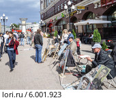 Уличный художник на улице Арбат (2014 год). Редакционное фото, фотограф Виктор Тараканов / Фотобанк Лори