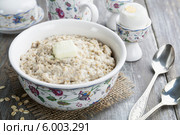 Овсянка с маслом и куриные яйца на деревянном столе. Стоковое фото, фотограф Надежда Мишкова / Фотобанк Лори
