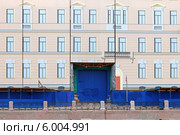 Бутафорская декоративная картина здания на время ремонтных работ. Стоковое фото, фотограф Vladimir Sviridenko / Фотобанк Лори