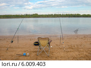 Рыболовное снаряжение на берегу реки. Стоковое фото, фотограф Pukhov K / Фотобанк Лори