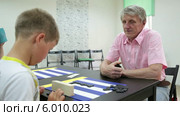 Игра в домино. Стоковое видео, видеограф Кекяляйнен Андрей / Фотобанк Лори