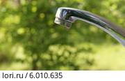 Вода капает из крана. Стоковое видео, видеограф V.Ivantsov / Фотобанк Лори