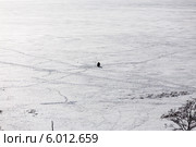 Одинокий рыбак на льду озера (2014 год). Стоковое фото, фотограф Сергей Лаврентьев / Фотобанк Лори