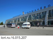 Здание аэропорта "Толмачёво". Новосибирск, Россия (2012 год). Редакционное фото, фотограф Григорий Писоцкий / Фотобанк Лори
