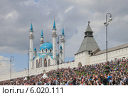 Мечеть Кул-Шариф, Казанский кремль и зрители на шоу "Kazan City Racing". Казань, Татарстан (2014 год). Редакционное фото, фотограф Вадим Хомяков / Фотобанк Лори