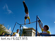 Спортсмены выполняют упражнения на площадке по workout на Extreme Fest в центре города Иркутск на Нижней набережной (2014 год). Редакционное фото, фотограф Николай Винокуров / Фотобанк Лори