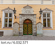 Декоративный портал (1597 г.) дома братства Черноголовых. Исторический центр Таллина, Эстония (объект ЮНЕСКО). Архитектор фасада Арент Пассер (2014 год). Стоковое фото, фотограф Иван Марчук / Фотобанк Лори
