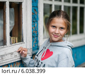 Красивая девочка-подросток стоит возле окна старого дома. Стоковое фото, фотограф Игорь Низов / Фотобанк Лори