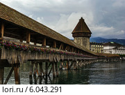 Крытый мост Капельбрюкке (Kapellbrucke) в Люцерне. Швейцария (2014 год). Стоковое фото, фотограф Boris Breytman / Фотобанк Лори