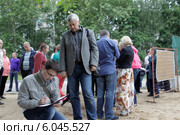 Жители собирают подписи против новой застройки, город Балашиха (2014 год). Редакционное фото, фотограф Дмитрий Неумоин / Фотобанк Лори