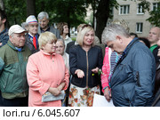 Люди задают вопрос представителю власти (2014 год). Редакционное фото, фотограф Дмитрий Неумоин / Фотобанк Лори