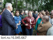 Эмоциональные жители задают вопросы (2014 год). Редакционное фото, фотограф Дмитрий Неумоин / Фотобанк Лори