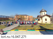 Освящение куличей к Пасхе возле храма иконы Божией Матери "Троеручица" на Каширском шоссе в Орехове-Борисове. Москва (2014 год). Редакционное фото, фотограф Сергей Лаврентьев / Фотобанк Лори