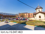 Освящение куличей к Пасхе возле храма иконы Божией Матери "Троеручица" на Каширском шоссе в Орехове-Борисове. Москва (2014 год). Редакционное фото, фотограф Сергей Лаврентьев / Фотобанк Лори