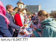 Освящение куличей к Пасхе возле храма иконы Божией Матери "Троеручица" на Каширском шоссе в Орехове-Борисове. Москва (2014 год). Редакционное фото, фотограф Сергей Лаврентьев / Фотобанк Лори