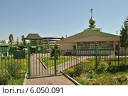 Временный храм строящейся церкви Димитрия Донского в Северном Бутове в Москве (2014 год). Стоковое фото, фотограф lana1501 / Фотобанк Лори