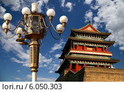 Ворота Zhengyangmen (Qianmen) в южной части площади Тяньаньмэнь в Пекине и фонарный столб, Китай (коллаж) (2013 год). Стоковое фото, фотограф Владимир Журавлев / Фотобанк Лори