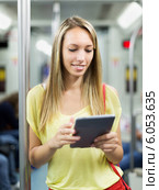 Woman using ereader in subway. Стоковое фото, фотограф Яков Филимонов / Фотобанк Лори
