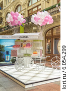 Реклама французской фирмы Chanel («Шанель») в московском Торговом Доме ГУМ (2014 год). Редакционное фото, фотограф Владимир Сергеев / Фотобанк Лори