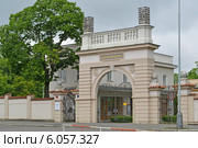 Ворота еврейской части Ольшанского кладбища в Праге (2014 год). Стоковое фото, фотограф Ирина Борсученко / Фотобанк Лори