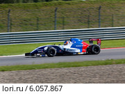 Болид Формула 2.0 участвует в чемпионате "Мировая серия Renault" на треке "Moscow Raceway" в Подмосковье (2014 год). Редакционное фото, фотограф Николай Винокуров / Фотобанк Лори