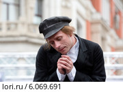Питерский актер Евгений Перевалов в роли Макара Девушкина из романа Достоевского Бедные люди в уличном спектакле на Кузнецком мосту (2014 год). Редакционное фото, фотограф Николай Винокуров / Фотобанк Лори