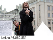Родион Раскольников (Владимир Колганов)  и старуха процентщица Алена Ивановна (актриса Ирина Полянская) из романа Федора Достоевского "Преступление и наказание" на сцене театрального перфоманса "Дефиле героев Достоевского", Москва 28 июня 2014. Редакционное фото, фотограф Николай Винокуров / Фотобанк Лори